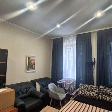 Ніжинська вул., 8