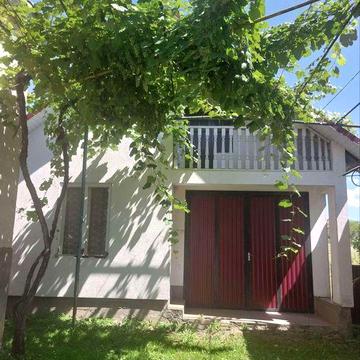 Продаж будинку з земельною ділянкою