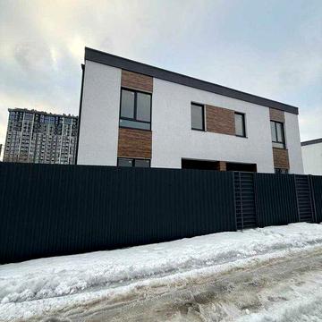 Дуплекс з центральними комунікаціями біля Авенір плази,Топова локація