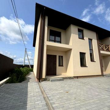 ТАУНХАУС кутовий на перемичці з центральною водою