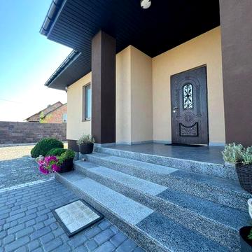 Будинок з власним подвірям