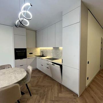 Комфортний будинок з ремонтом в котеджному містечку