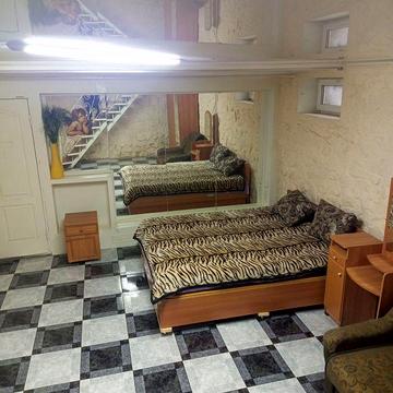 Сдам дом в центре города+гараж.