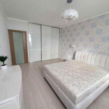 Світла та простора квартира біля метро Деміївська Саперно-слобідська