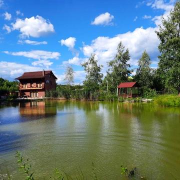 Будинок з озером близько до міста