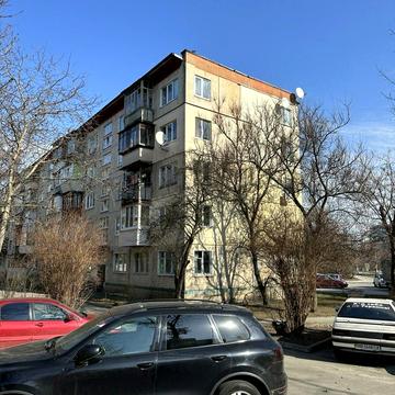 Дніпровська вул., 8