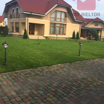 Продаж просторого будинку з басейном!