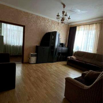 Продам большой дом из белого кирпича