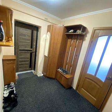 Здається кімната в трьох кімнатні квартирі.