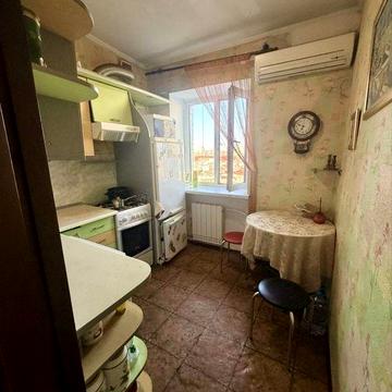 Продаж 1 кімнатної квартири вул. Будівельників, біля ринку Колос .