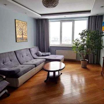 Оренда просторої дворівневої 5-кімнатної квартири вул. Міхновських