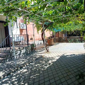 Квартира зі своїм двором та гаражем