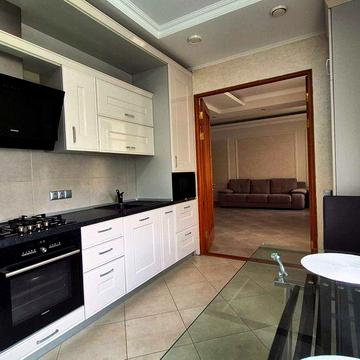 Трикімнатна з А/О і євроремонтом на другому поверсі