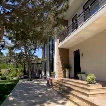 совсновый берег! красивый дом с роскошной территорией!