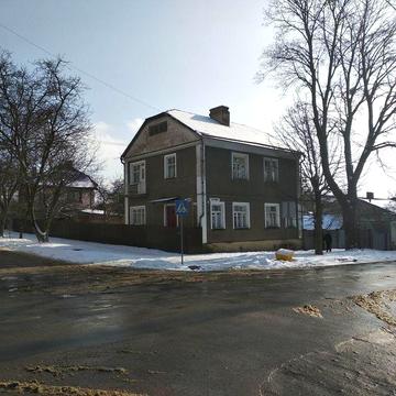 Пів будинку біля ботанічного саду і