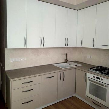 Макдональдс нова квартира парковка у дворі