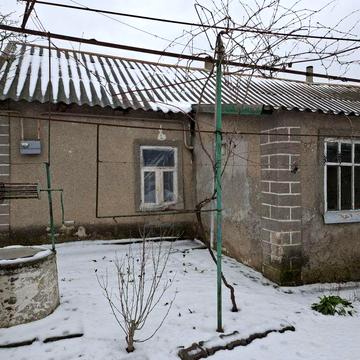 Дом с газом в центре посёлка .