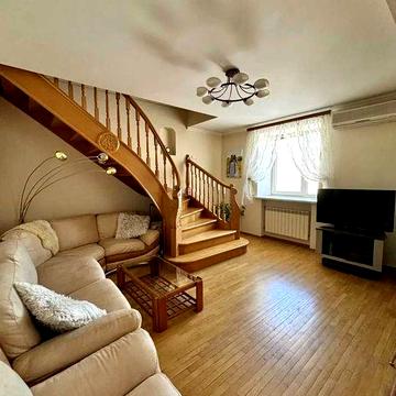 Оренда вул. Рейгана 34/51  чотири кімнати  двоповерхова