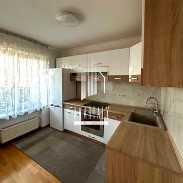 Стадіонна вул., 6