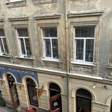 Продаж 4 кімнатної квартири, центр, вулиця Яна Жижки