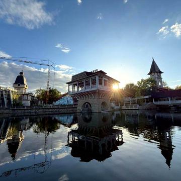 ТЕПЛА  2-кім чешка НЕБЕСНОЇ Сотні (парк ЖОВТНЕВИЙ) можливо з тваринкою