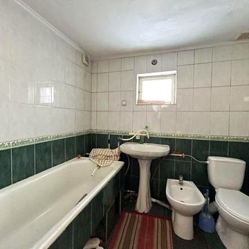 Продаж цегляного будинку зі всіма комунікаціями в центрі!