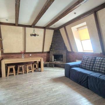 Довгострокова оренда 2к в центрі з каміном