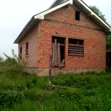 Будова із земельною ділянкою