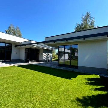 Современный дом в лучшем месте Козина