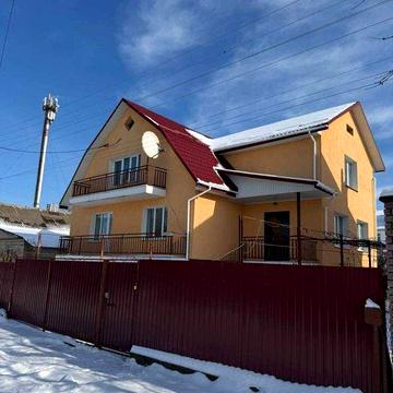 Будинок на оренду для старих людей. Затишний з подвірʼям