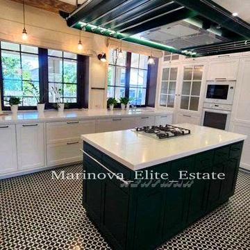 Стильный дом с бассейном Совиньон