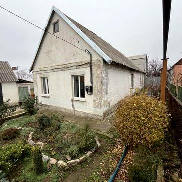 Заміський будинок з молодим садом