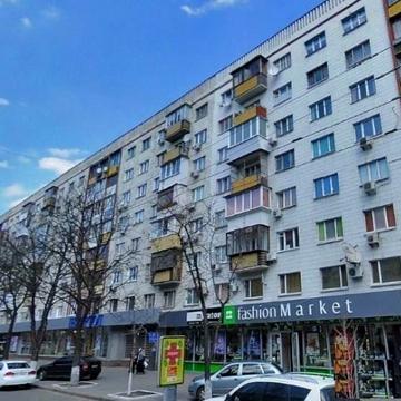 Бульвар Лесі Українки 17/19. Поруч з метро Печерська