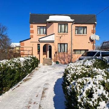 Гарний цегляний , утеплений будинок