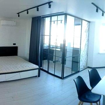 Супер-стильна видова 1-кімнатна з кухнею-лоджією та домашнім кінозалом