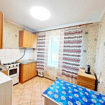 Соловяненка 14, 1к  з газом невисокий поверх, м Чернігівська 5 хв