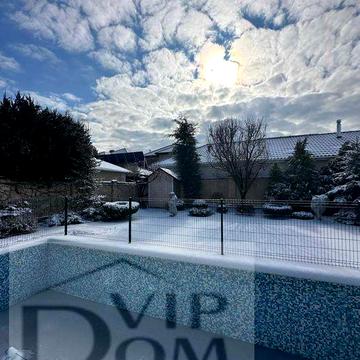 Дом возле моря, Хозяйский дом с бассейном