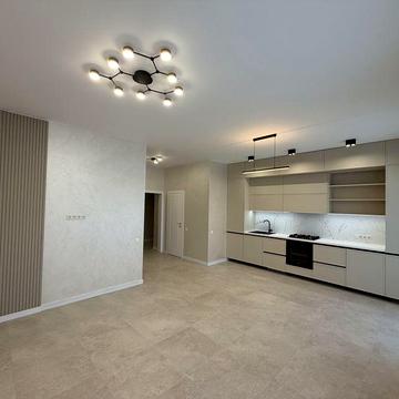 Таун з новим якісним ремонтом. Держ програми - так. Поряд школа, садок