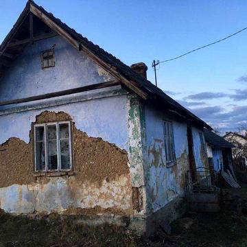 Продаж старого будинку зі земельною ділянкою у с.Коросно
