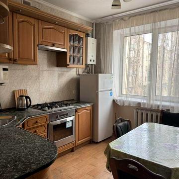 Продам 2-х комнатную квартиру на ул. Среднефонтанской . Сталинка