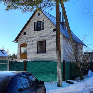 Продам двоповерховий цегляний будинок.Дві кімнати.6 соток приват/землі