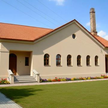 Цегляний будинок під реконструкцію + 24 сот біля траси Київ-Чоп