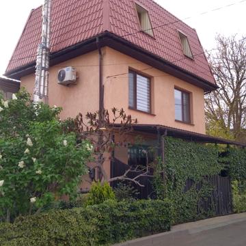 Юннатів вул., 4