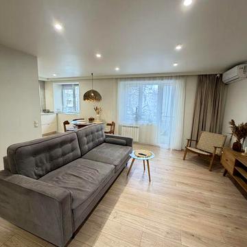 4 кімнатна студія(кухня -вітальня,2 спальні та гардеробна)Фортечна 88