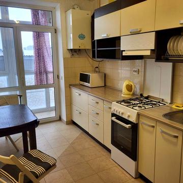 Однокімнатна квартира на тривалий термін, Залізнична 4, другий поверх.