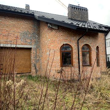 Весняна вул., 1