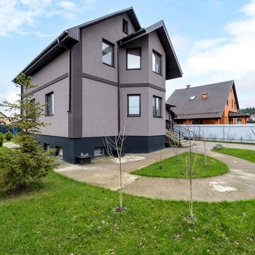 Дніпровська, 32