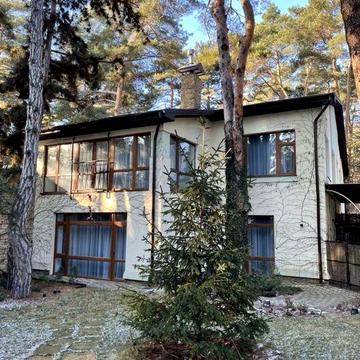 Дом в сосновом лесу