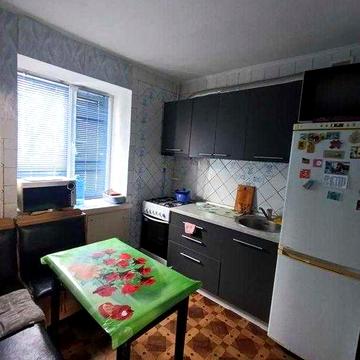 Продам 2 к. квартиру з газом, на першому поверсі.