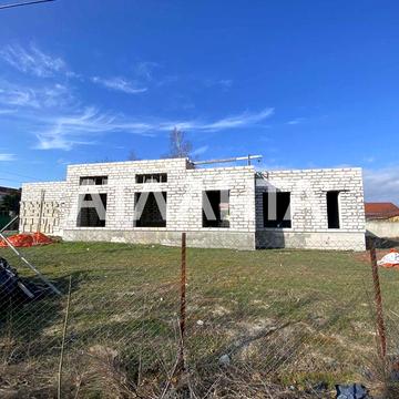Коробка дома близко к трассе